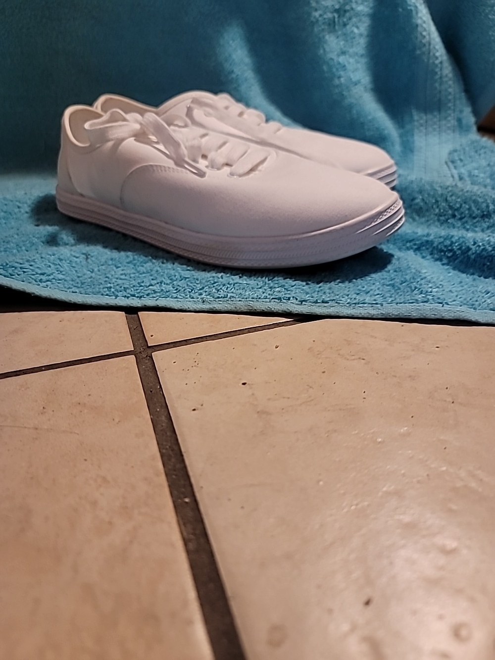 Universal Thread White Canvas Sneakers - Women's - Picture 1 of 11